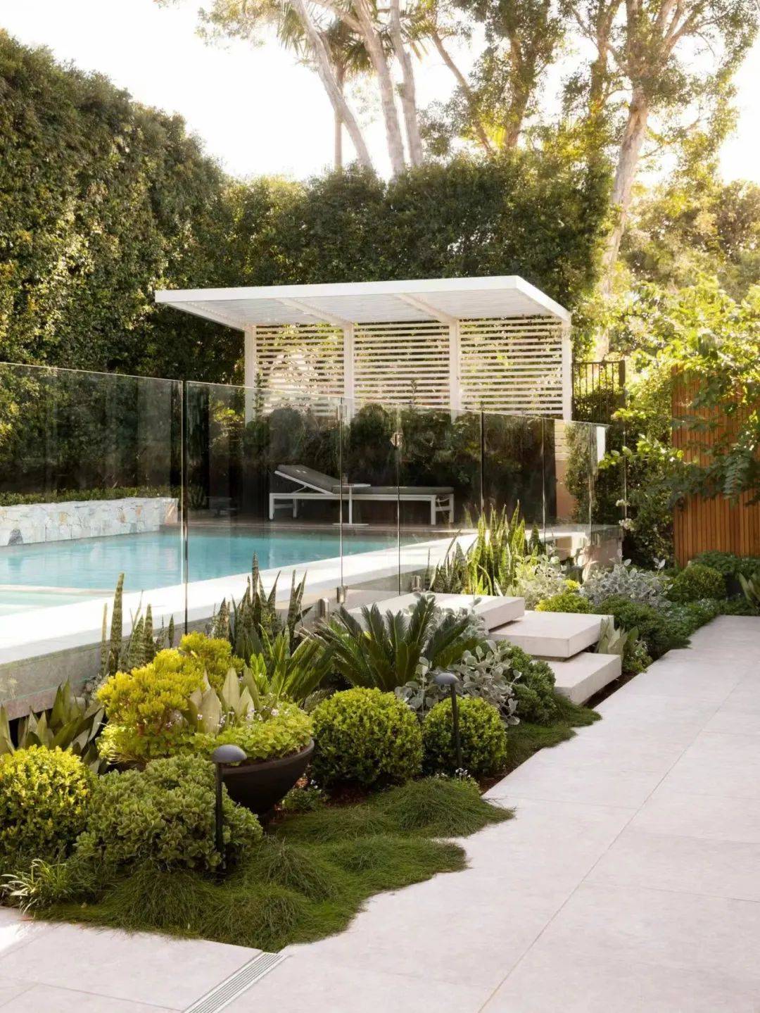 如果家有宽敞后花园花点时间将它好好布置一番告别燥热夏日