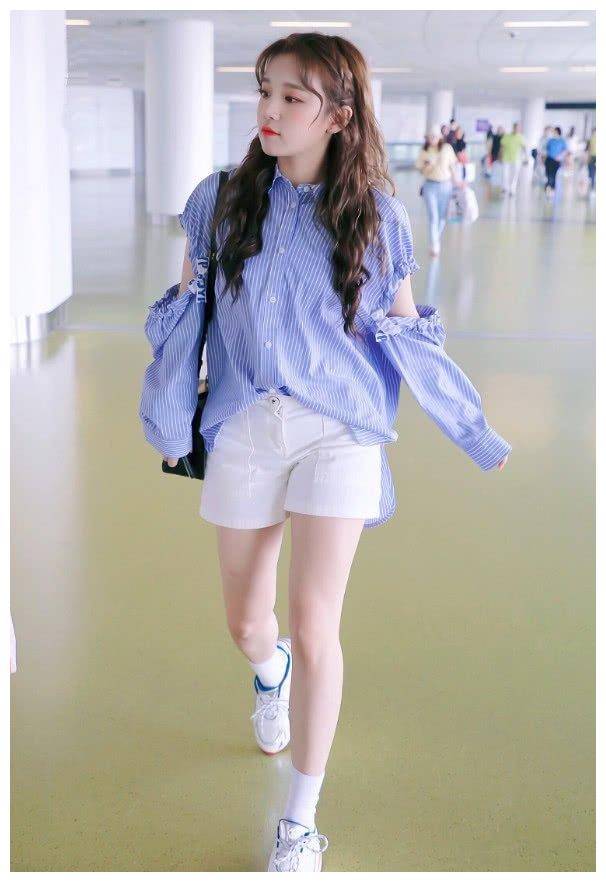 宋雨琦真的瘦身成功了,普通的牛仔裤都穿不满,腿看着细了一圈!