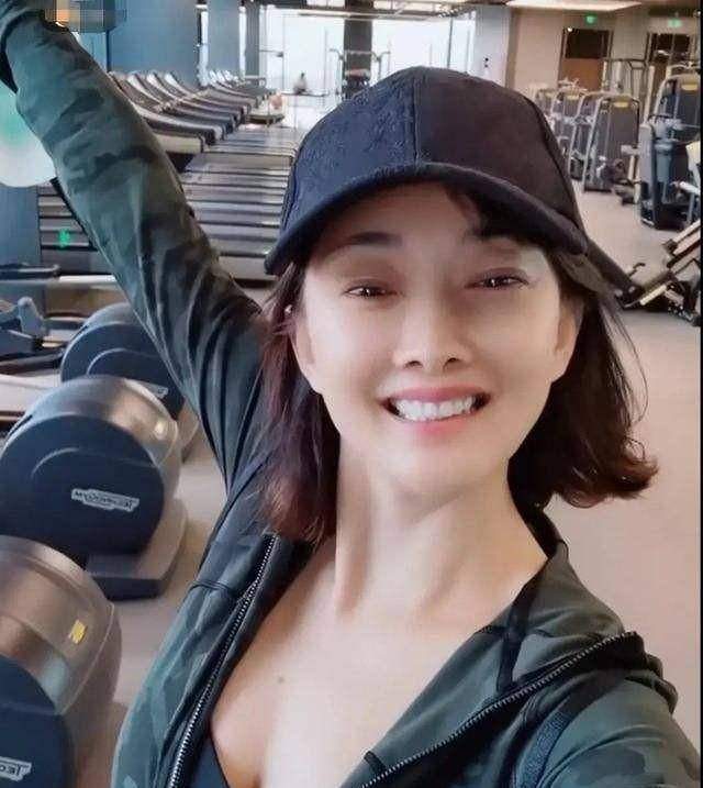 又一位因整容变脸的老戏骨,太僵硬被吓到