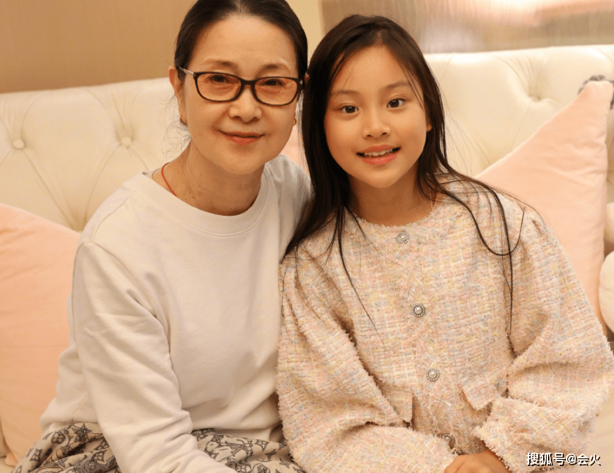 9岁甜馨游乐场嗨玩,咣咣撞墙摔地上不怕疼