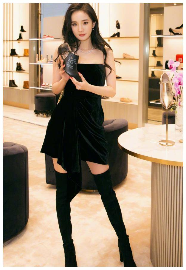 杨幂力证腿长故意把裙长设计成靴子的长度效果绝了