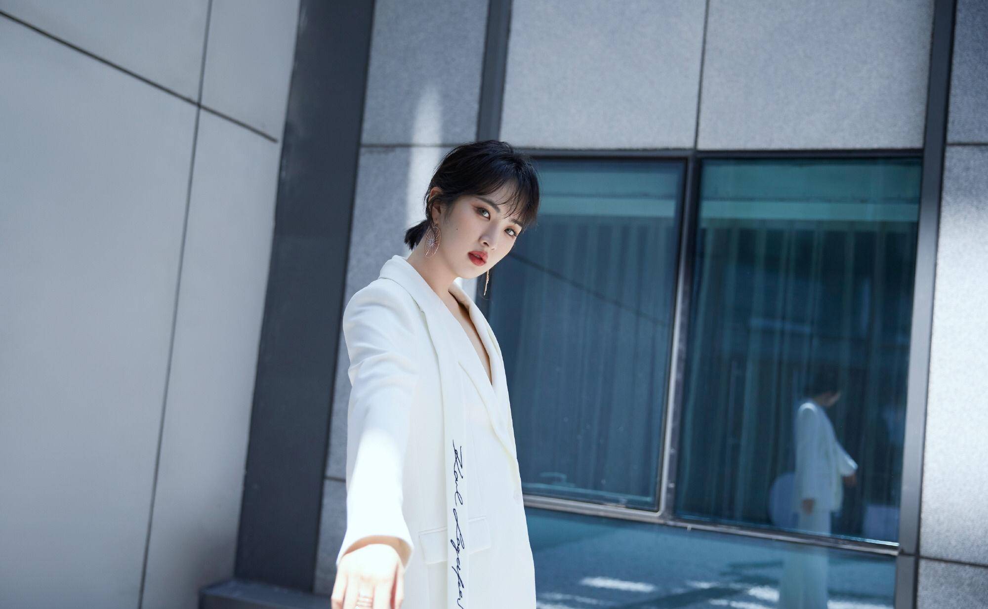 原创姚安娜生图惹争议难得端庄优雅却被嘲像女企业家