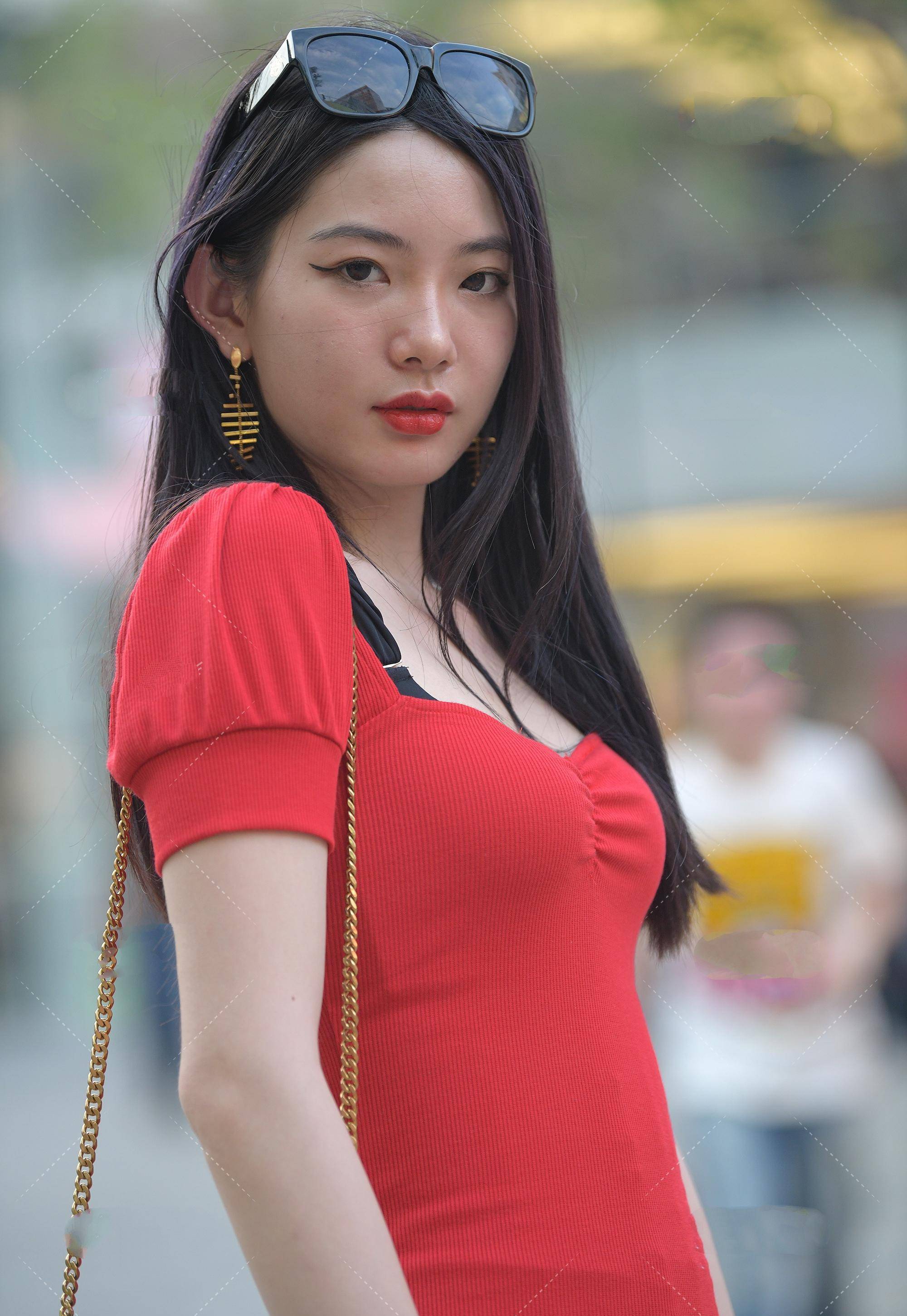 原创红色连衣裙搭配黑色高跟鞋经典中带有优雅的气息自信满满