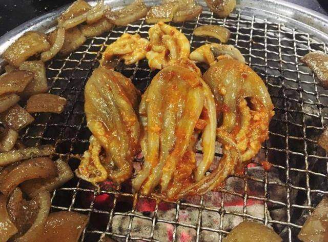 原创日本人新吃法将活章鱼放在火上烤仿佛可以听见章鱼的惨叫声