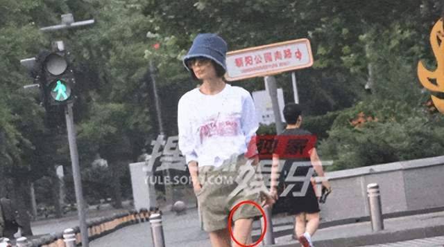 52岁鲁豫近照脸颊凹陷 麻杆腿快成筷子了