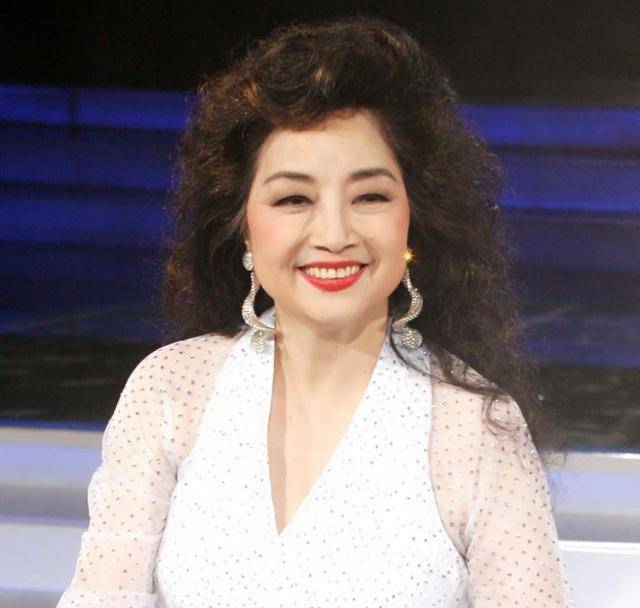 港星徐小凤:梅艳芳曾模仿她一夜成名,赌王何鸿燊颁奖台向她道歉