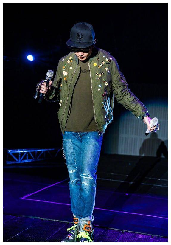 有种"整容"叫做林俊杰梳背头,本以为很违和,结果却帅到犯规_时尚_年轻