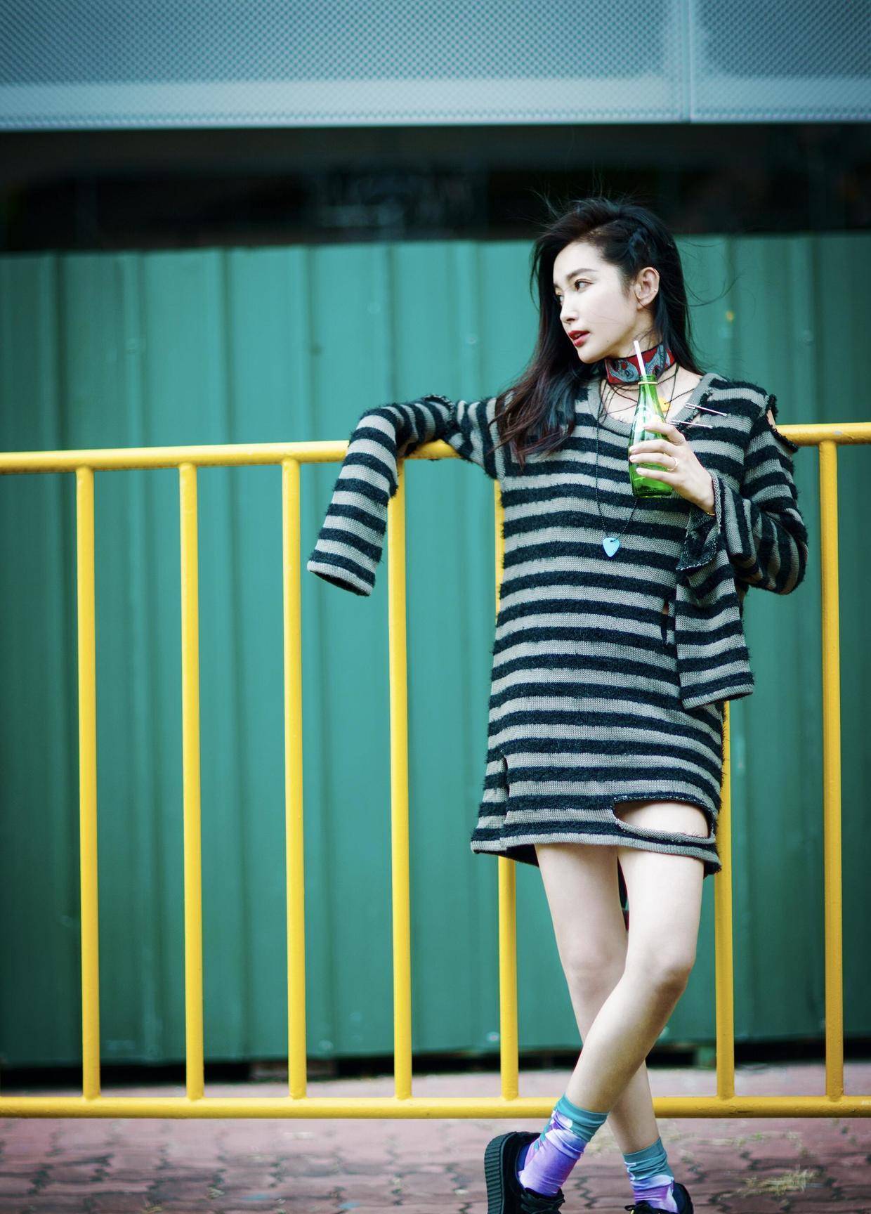 原创国际女神李冰冰气质绝了穿一袭冰蓝色亮片时尚连衣裙时尚优雅