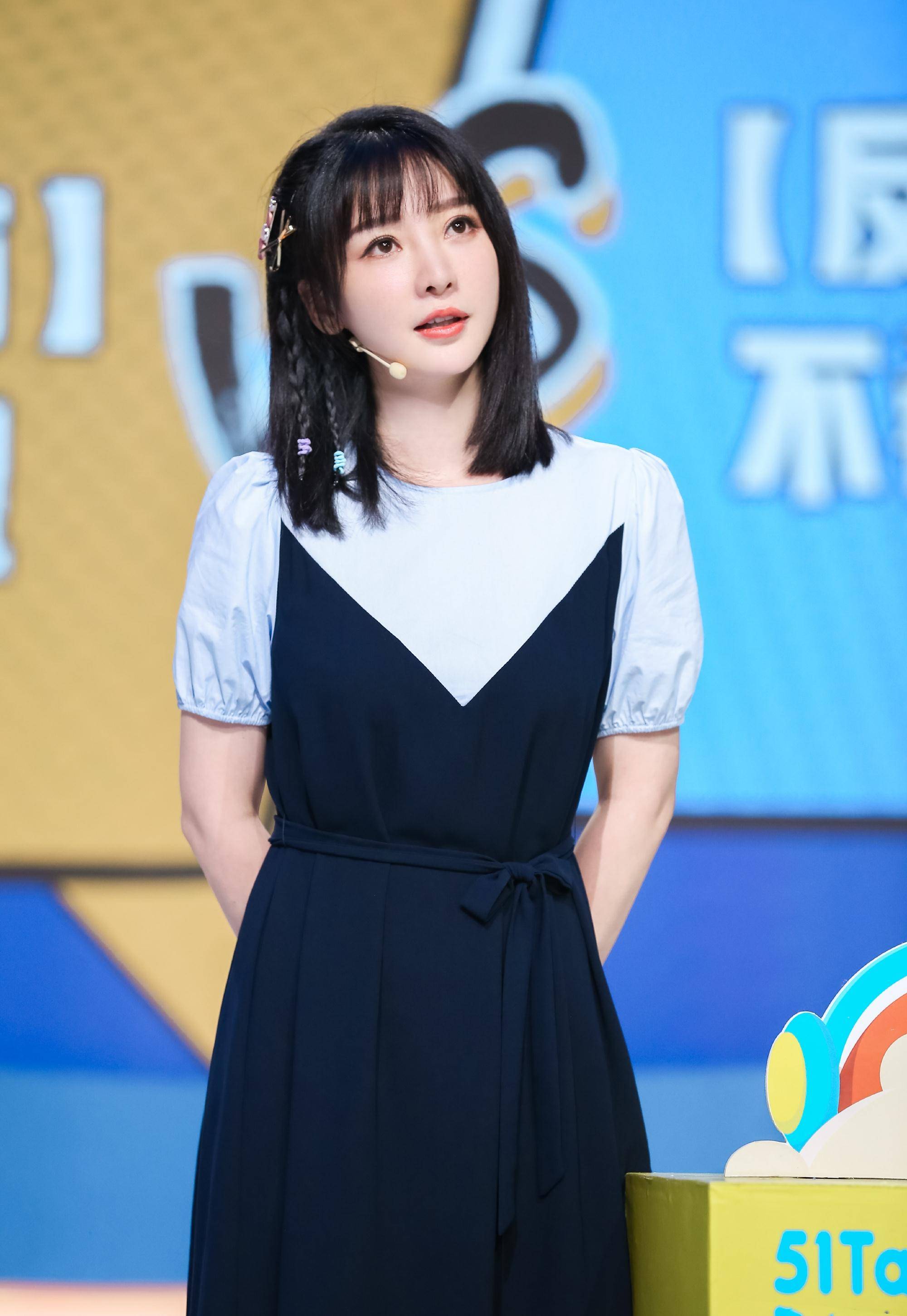 原创39岁柳岩够丰盈穿白色露肩裙秀事业线时尚身材真撩人