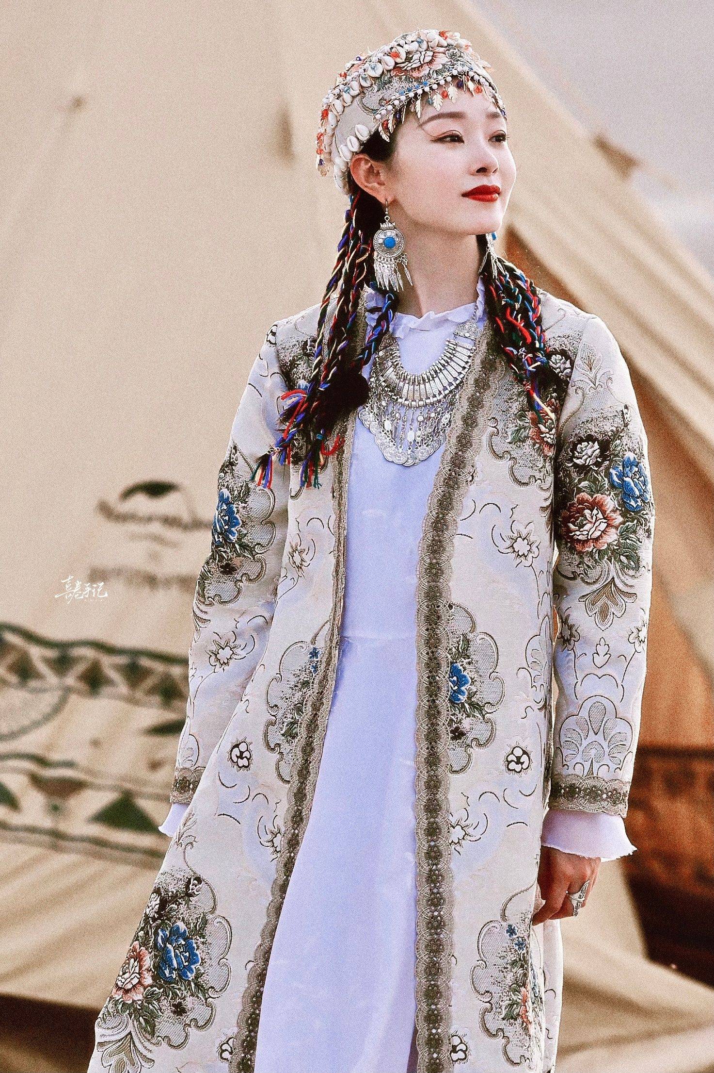 宋轶新疆民族服饰甜美笑容写真_宋轶_笑容_新疆