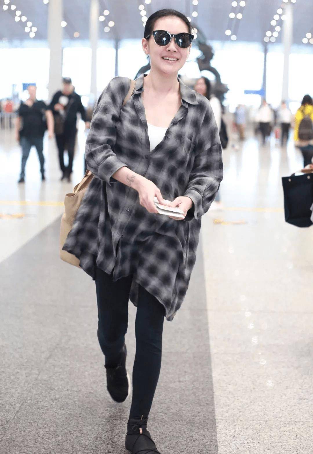 小s徐熙娣又"作妖",穿彩色大衣配肉色内搭,原装身材太骄傲_比例