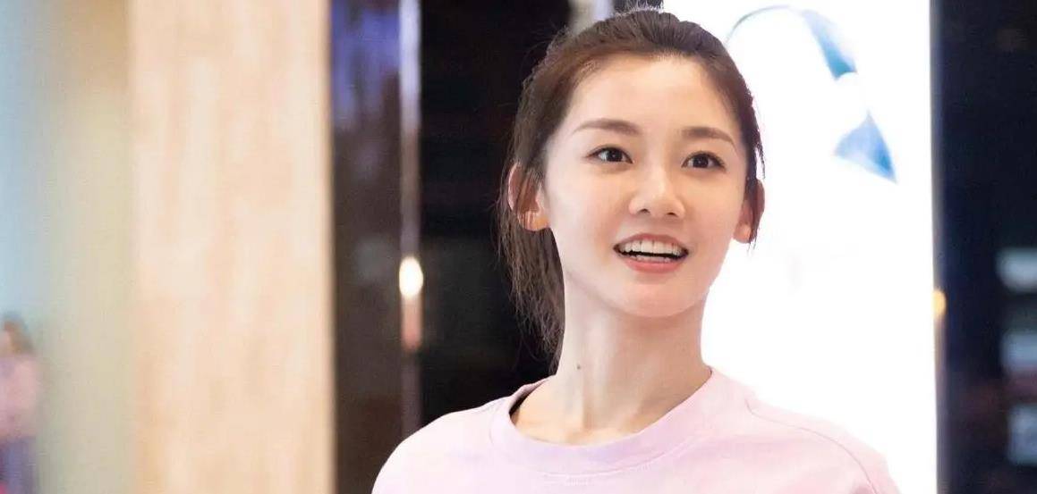 郑恺妻子苗苗发居家vlog,郑恺在地上小酌,其乐融融令人艳羡_baby_节目