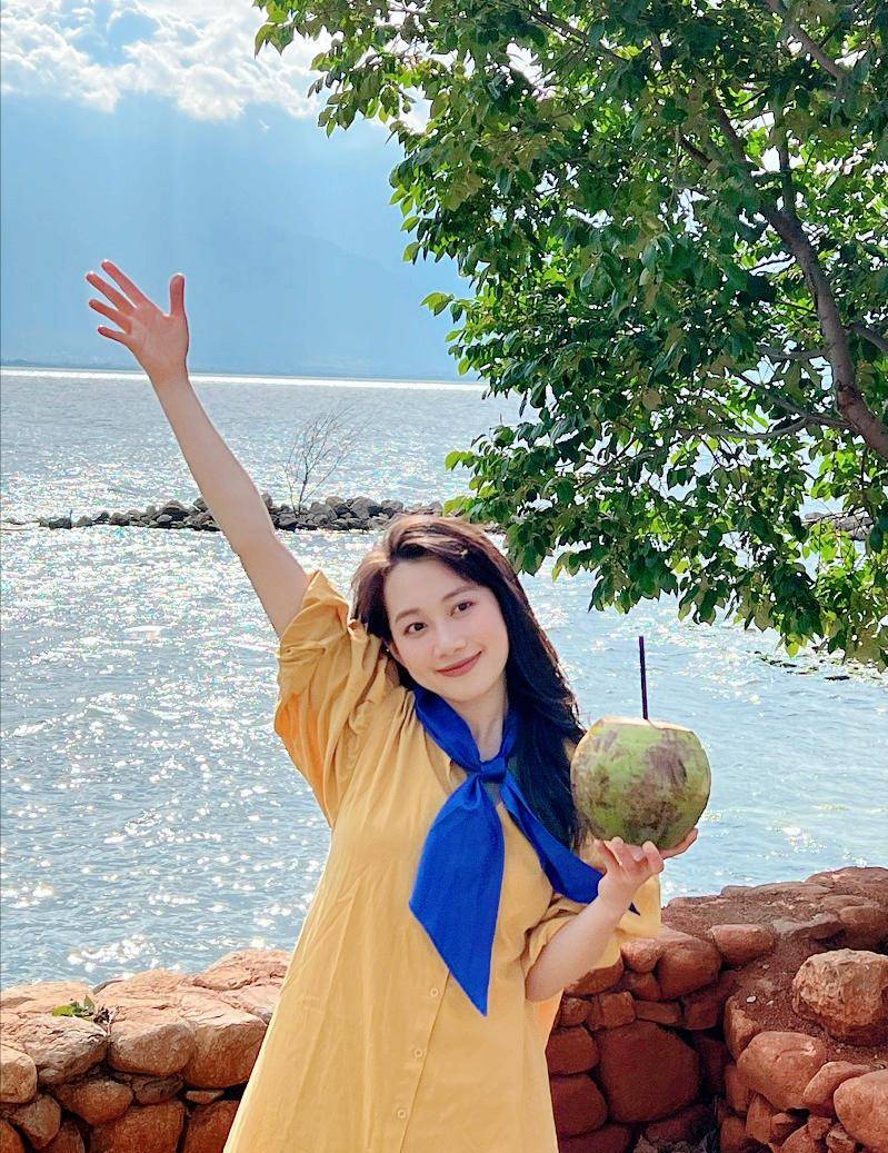 女演员赵婧祎在大理一边拍戏,一边考了本三轮摩托驾照,发文庆贺_摩托