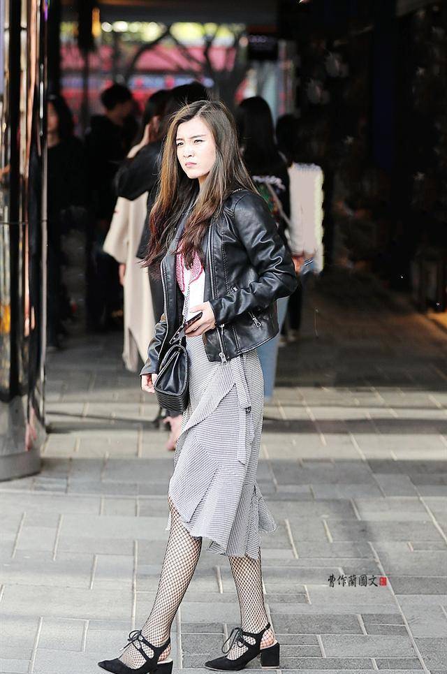 原创镂空又透气的渔网袜你会穿吗美女精心搭配穿出时尚感装饰感