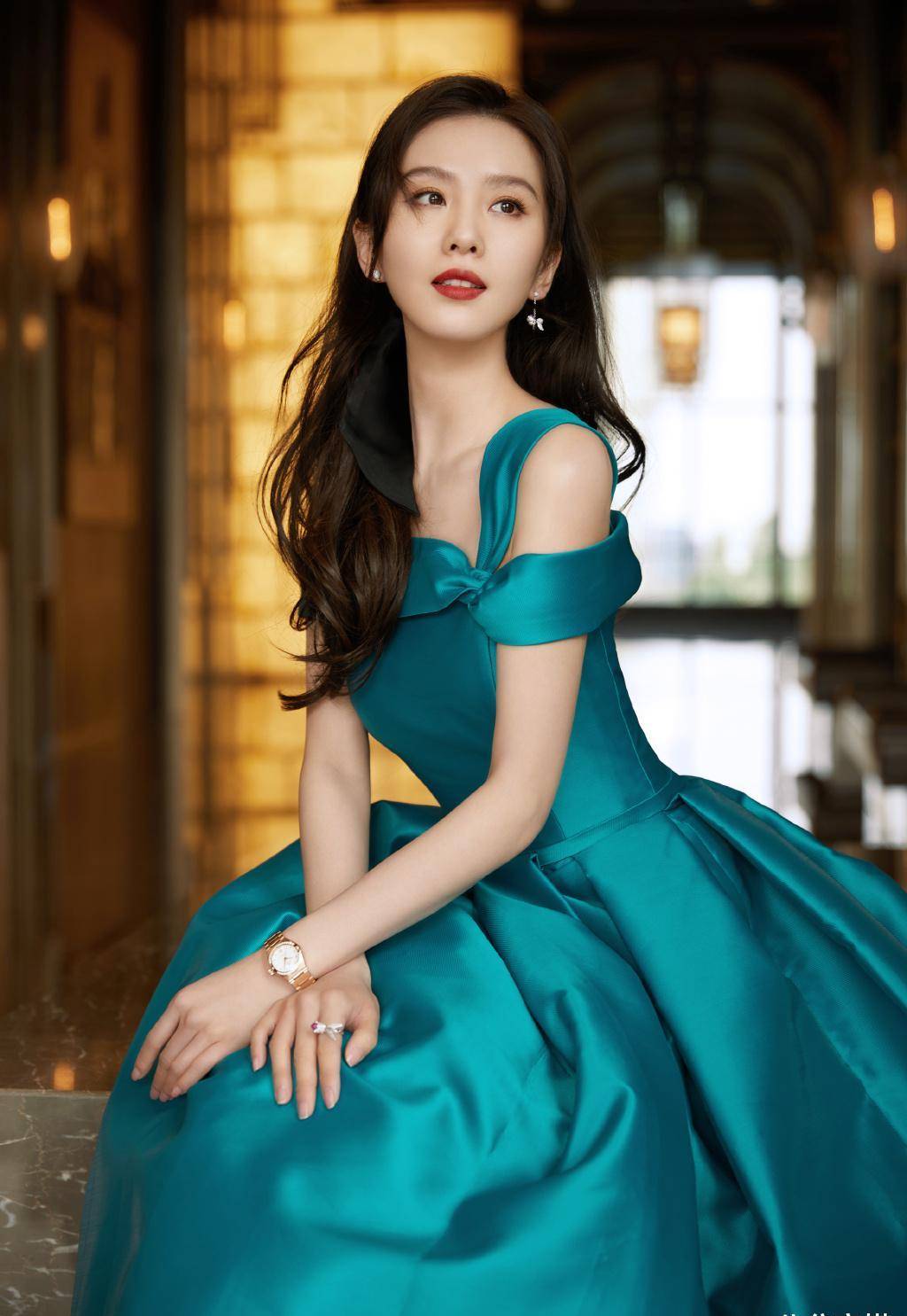 刘诗诗仪态出众又会穿,一袭蓝色缎面长裙华丽时髦,优雅精致_气质_材质