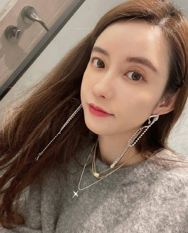 被指故意炫耀,上位成功后,张大奕悄悄删除总裁意外出镜生活照_网友