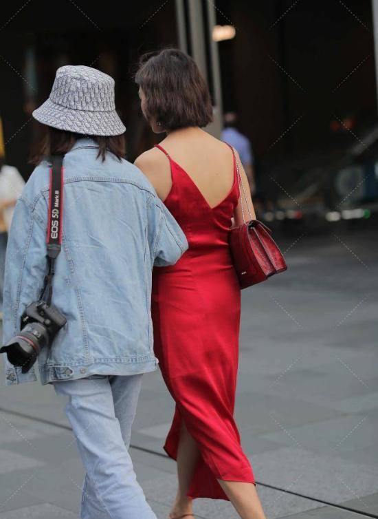 原创气质美女红丝绸吊带连衣裙红色高跟鞋高贵又不失时尚