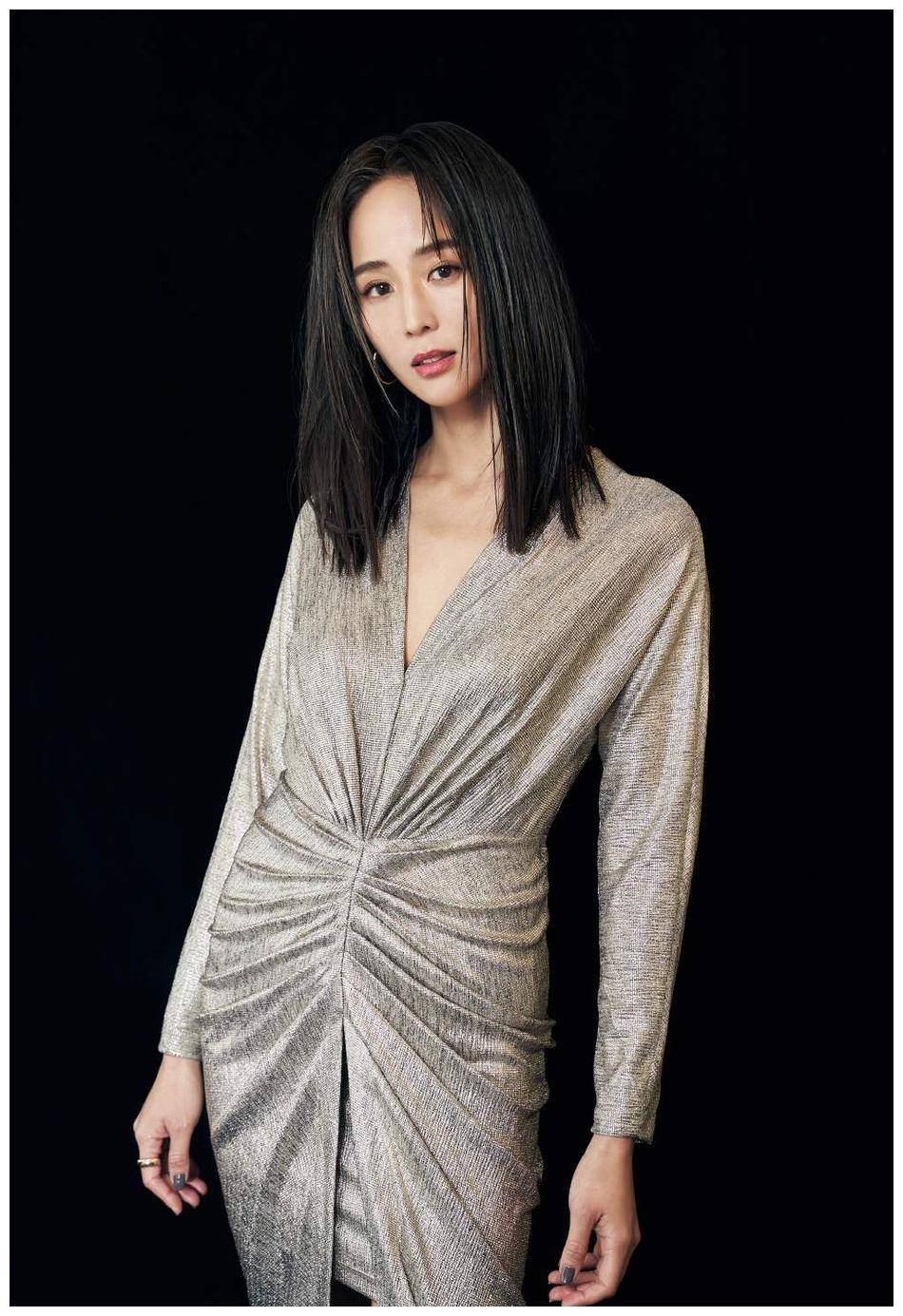 原创张钧甯性感起来毫无顾忌穿抽绳连衣裙秀好身材美得飒爽又冷艳