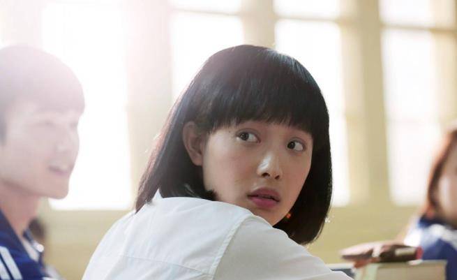 原创美女也有脱发困扰倪妮初中毕业照流出笑容甜美却被发缝抢镜