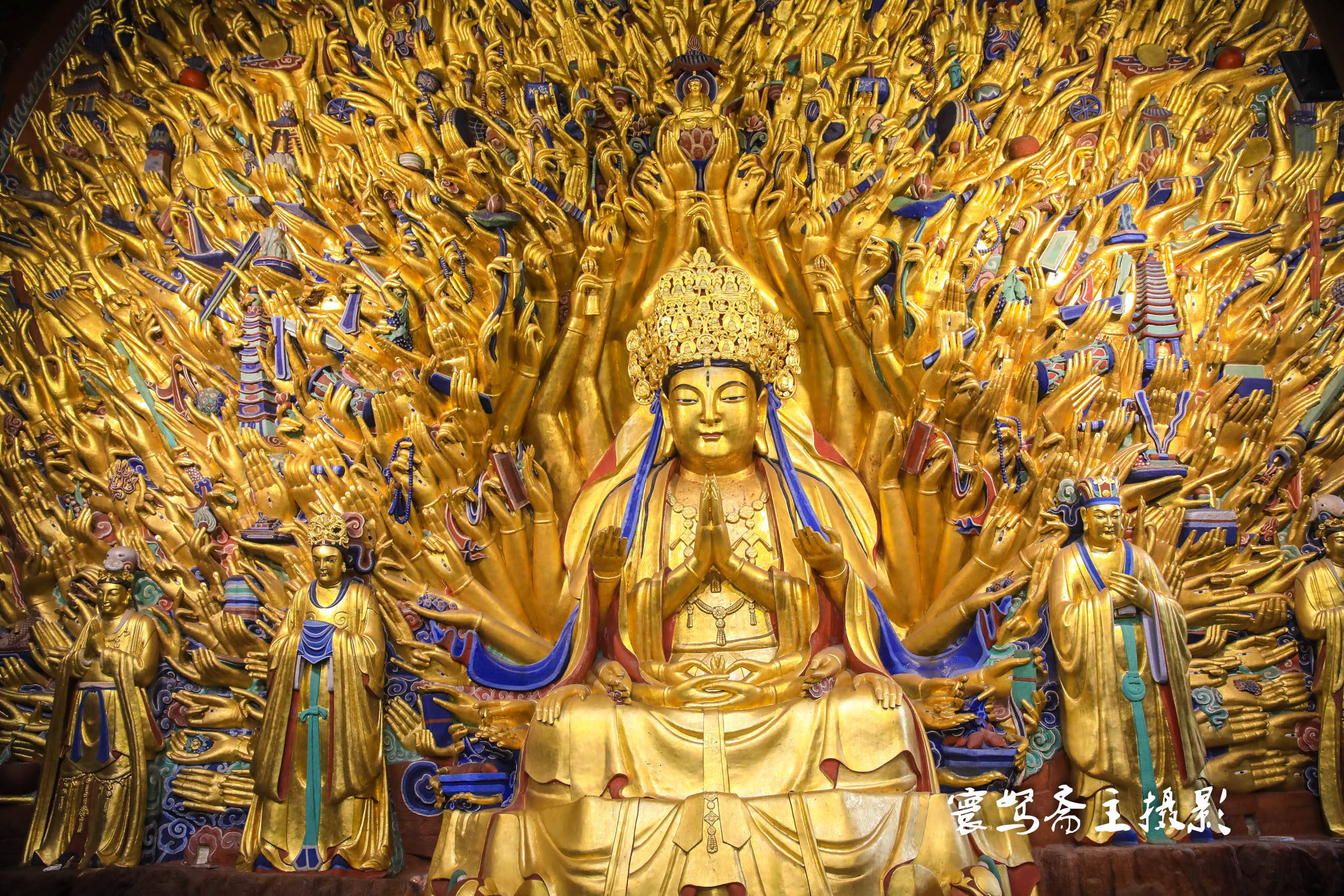 过的杭州的灵隐寺和河南嵩山少林寺都看到不少人和室外的那些佛像合影