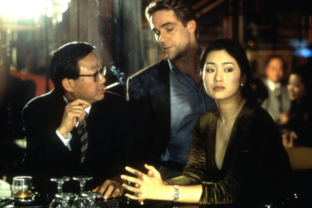 摘皇家警徽,无误差手表,放5次烟花,8部细节拉满的回归题材电影