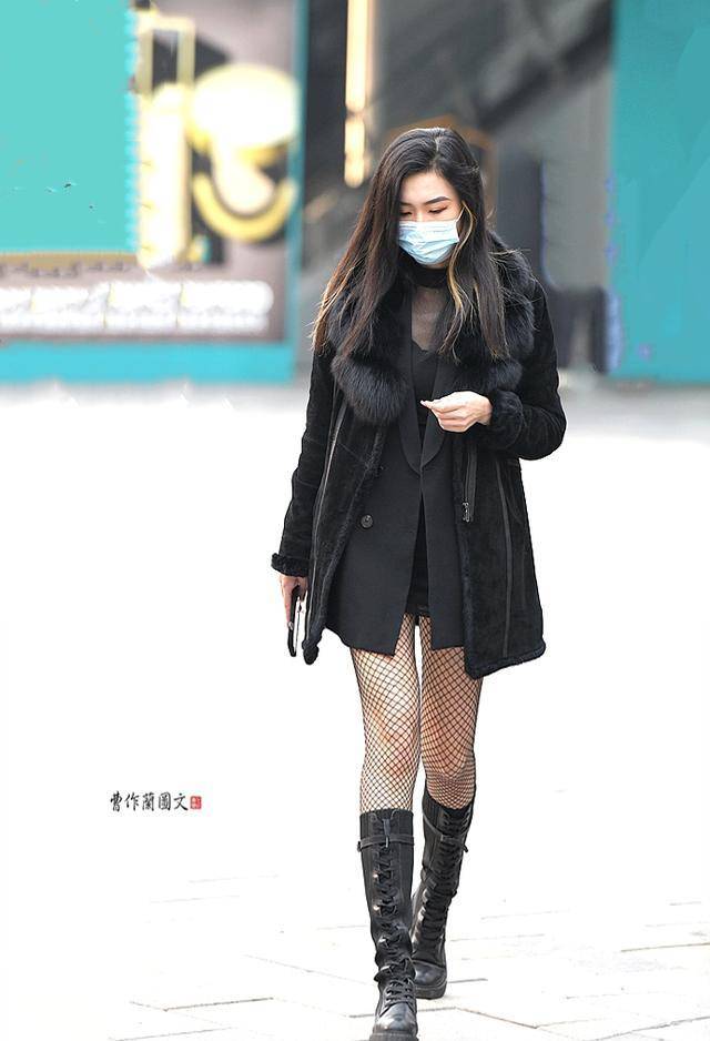 原创镂空又透气的渔网袜你会穿吗美女精心搭配穿出时尚感装饰感