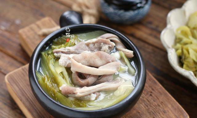 这碗咸菜猪肚汤,不用加盐也很咸鲜味美,因为咸菜是用食盐腌制入味的