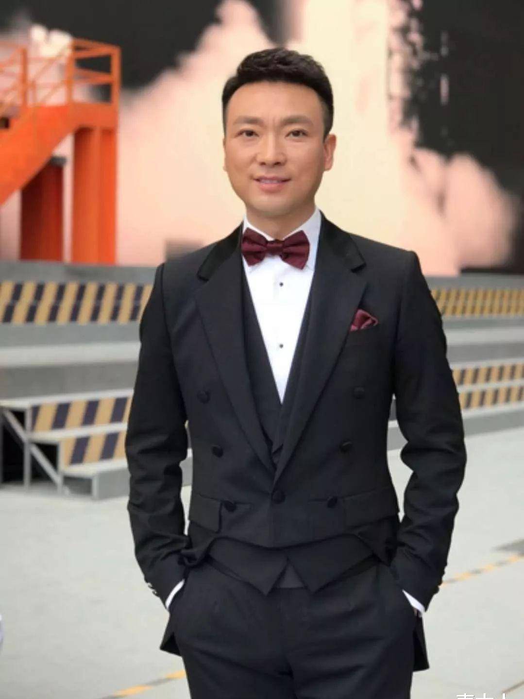 48岁康辉与妻子是大学同学,结婚22年无儿无女,却表