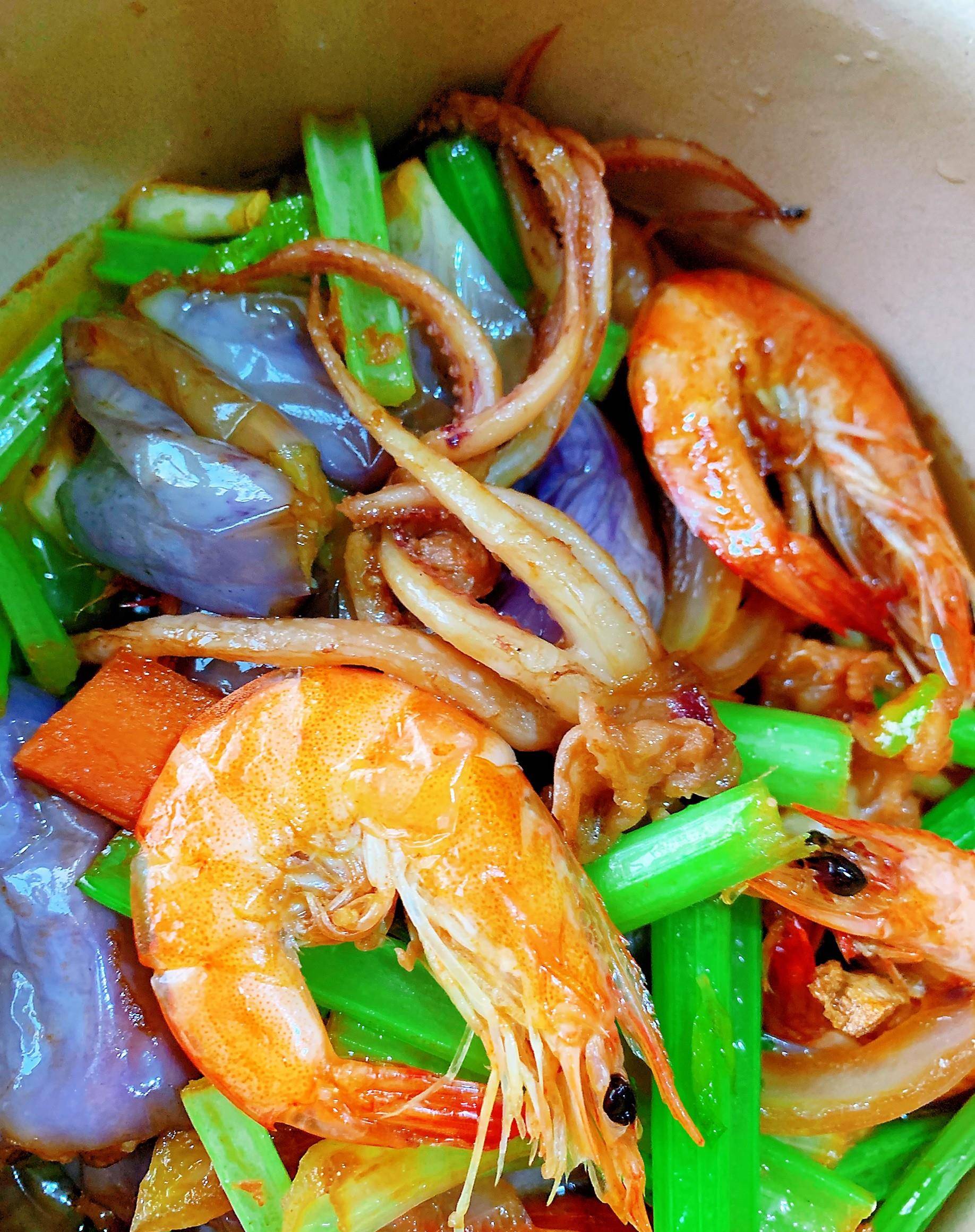 原创喜欢大虾爱吃鱿鱼搭配茄子砂锅煲一下鲜美好吃到灵魂出窍