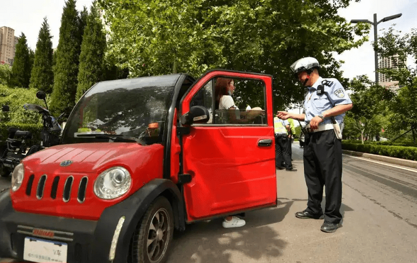 持有d证,c3证,可以驾驶老年代步车吗?答案来了,开错罚款扣分