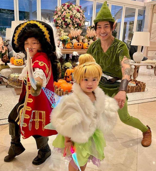 原创杜德伟一家豪宅过年儿子穿唐装头戴老虎发带妻子戴翡翠显贵气