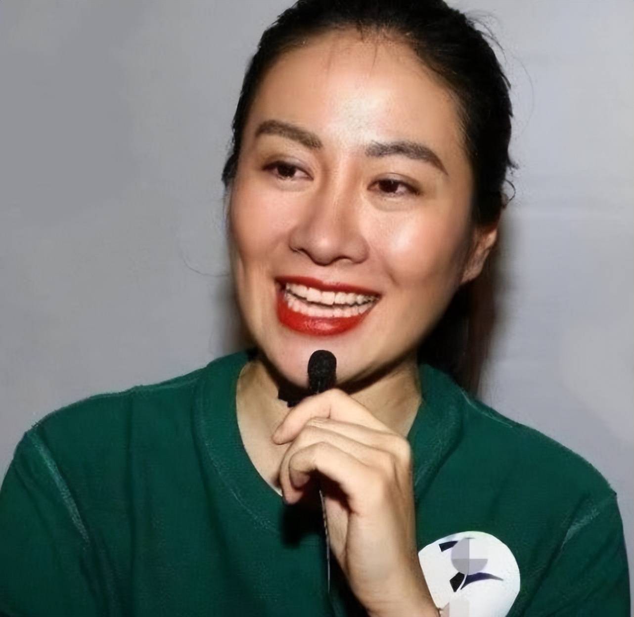 原创叶璇又不好好打扮了卫衣配牛仔裤穿成五五分身材没有了精致感