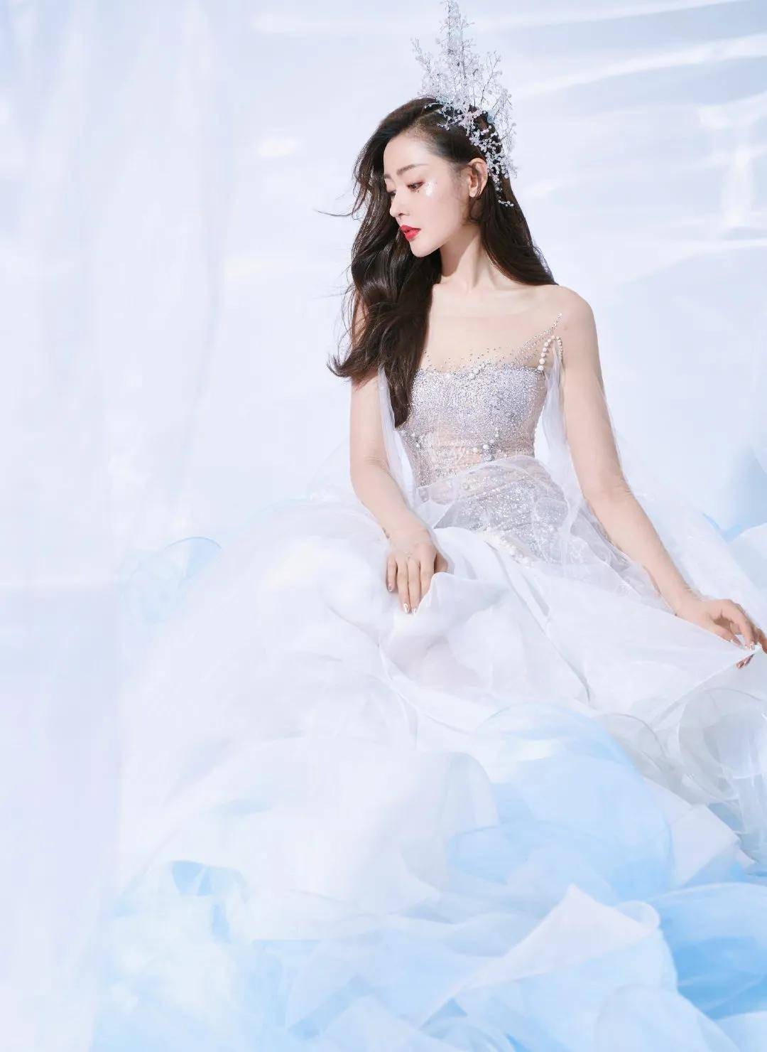 张天爱cos"美人鱼",穿白色亮片鱼尾裙,仙气又妖娆_的设计_时尚_身材