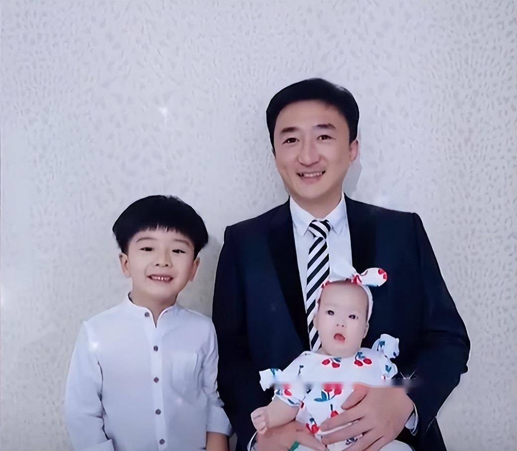 王茜华的搭档刘伯勋去世,女儿才出生7个月,妻子哭得死去活来_表演