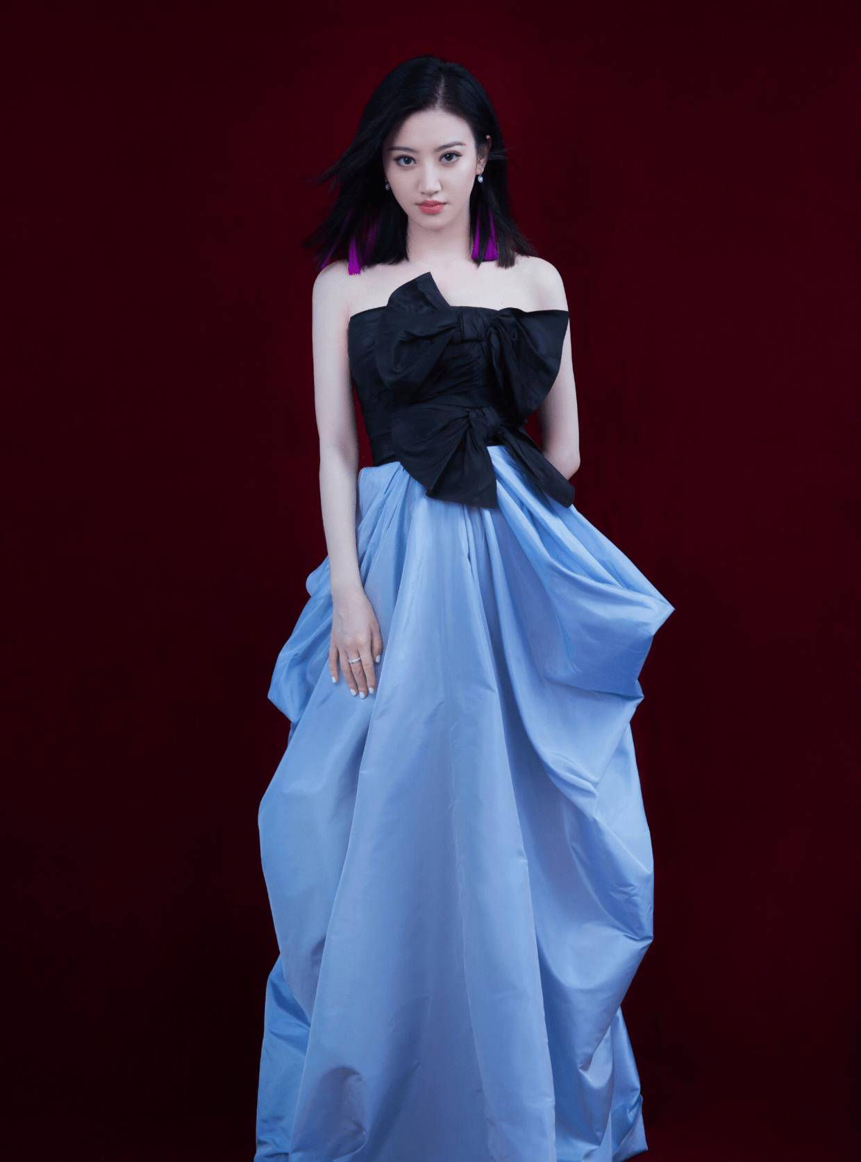 景甜不愧是"丰满甜姐儿",将银色吊带裙穿出不同魅力,气质招摇_连衣裙