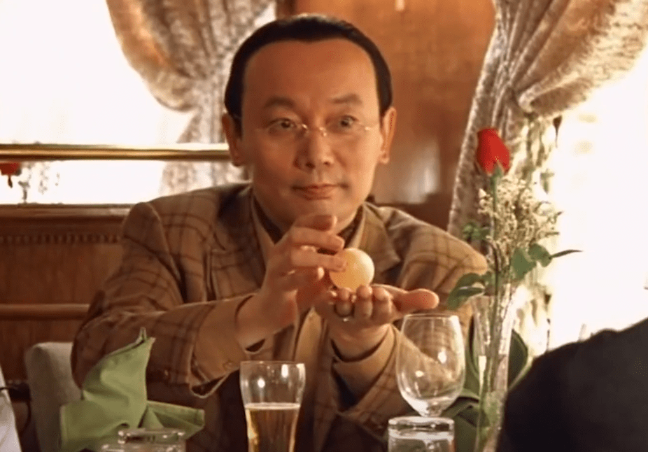 天下无贼中王宝强因一句台词差点惹上官司,葛优手剥生鸡蛋是真的