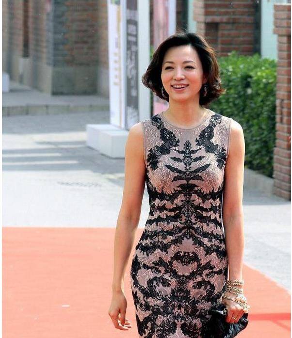 原创董卿难得时尚一回身穿无袖紧身连衣裙自信的样子美得发光