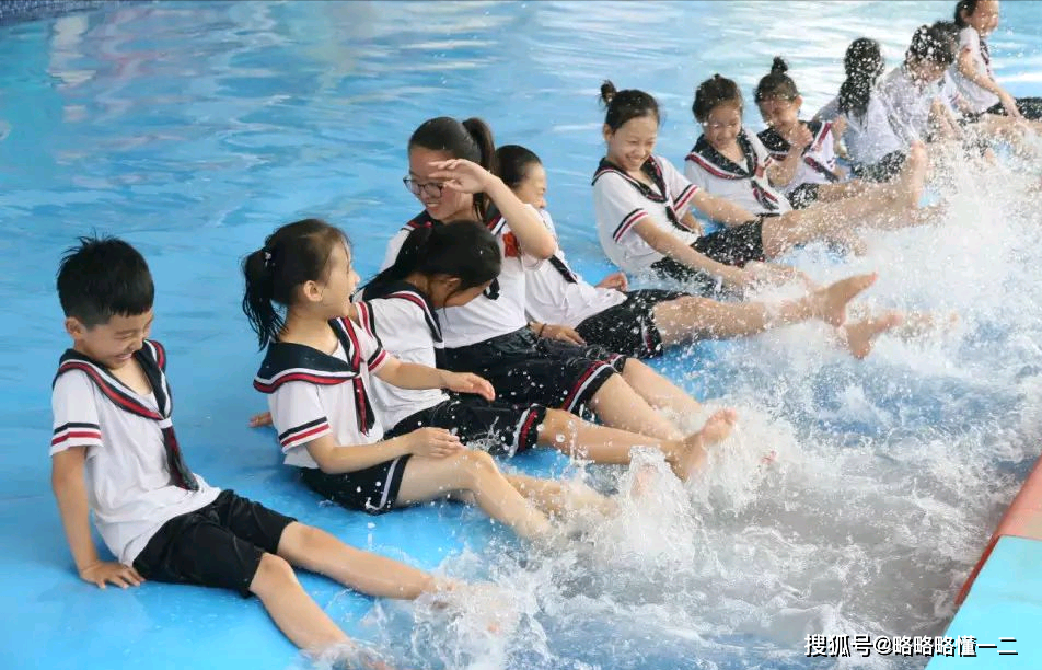 原创雨后孩子们操场玩水可家长们窝火了网友担心受伤了责任谁负