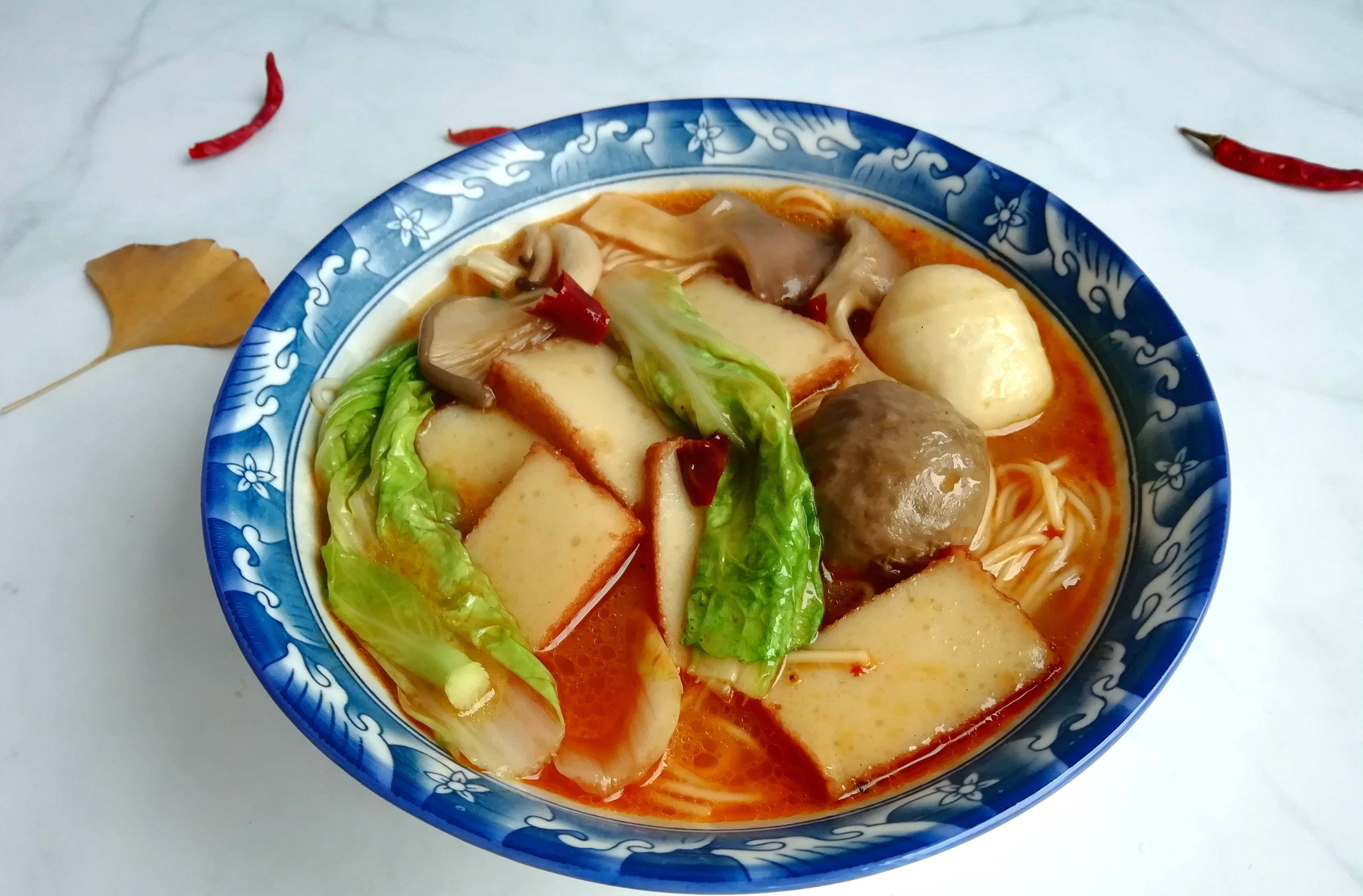 麻辣热汤面,加了肉丸子,青菜,平菇,还有千叶豆腐,食材丰富,营养又开胃