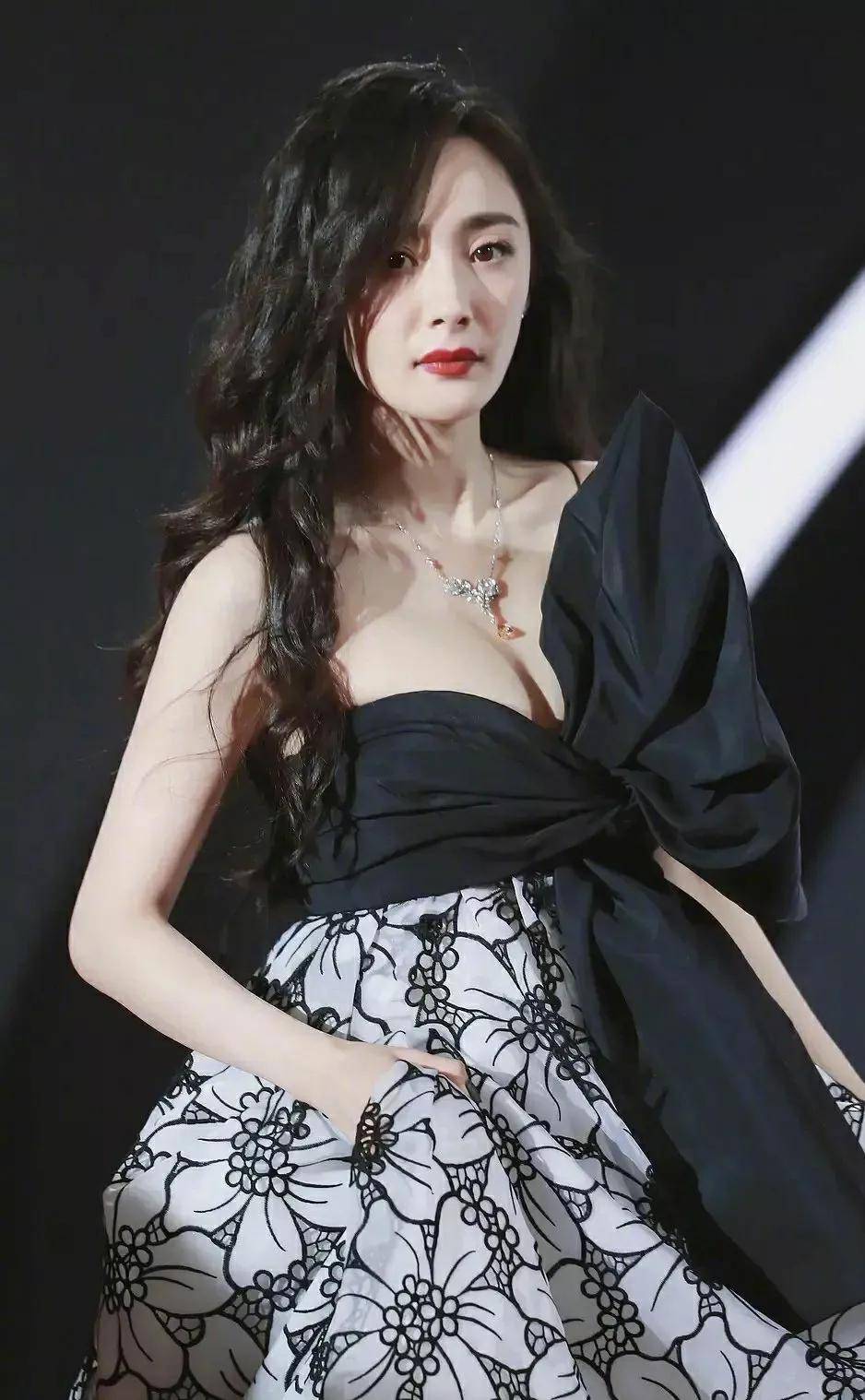 妩媚 