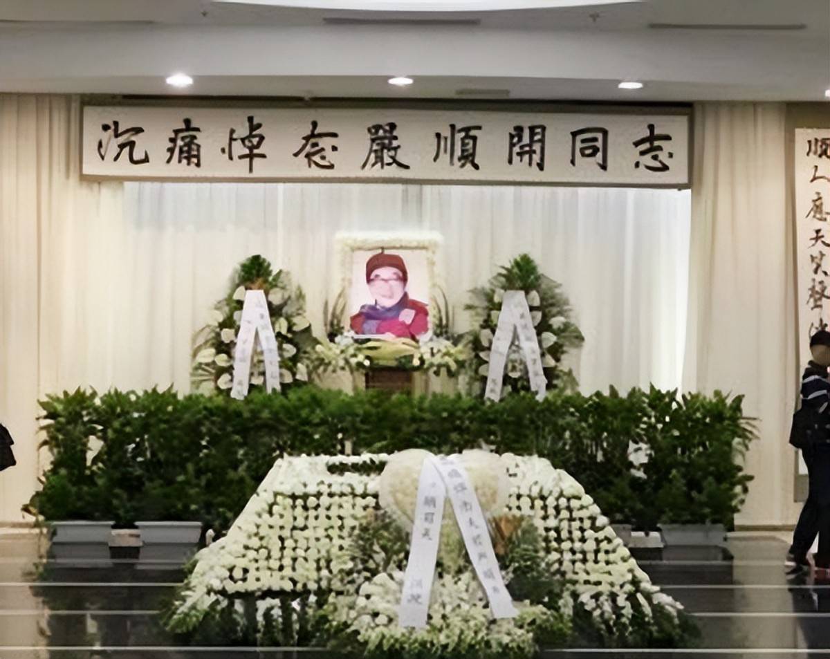 严顺开葬礼现场，爱徒周立波未到，“儿媳”翁虹掩面痛哭
