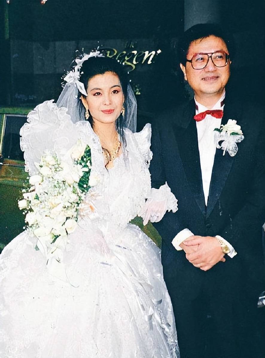 原创53岁港星伍咏薇为侄子庆生身形骨感无赘肉背3万小包霸气十足