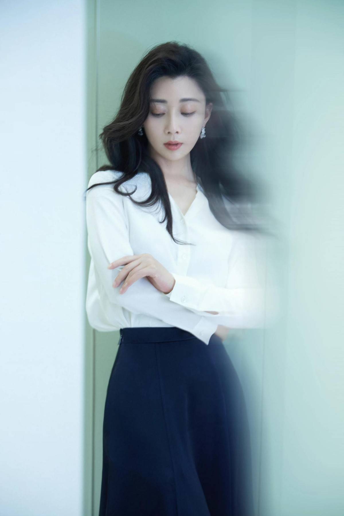 殷桃海藻长发好迷人白衬衫配半身裙优雅窈窕40岁的状态绝了