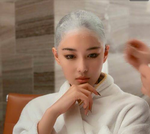 张馨予光头造型曝光自侃像一颗卤蛋杨迪表示疯了