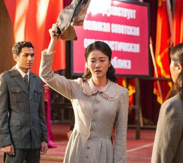 《理想照耀中国》之《同行》开播,张雪迎演的伍仲文广受好评_电视剧