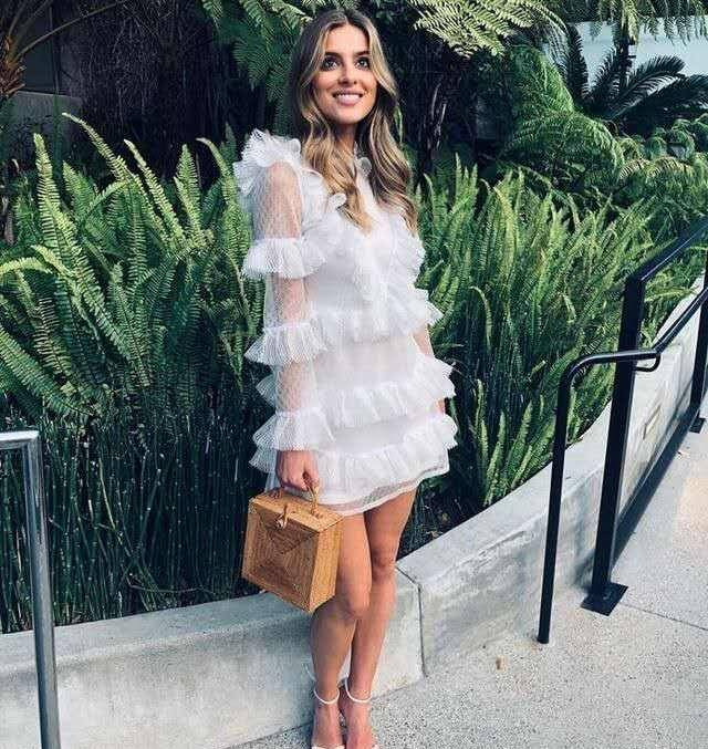 在5月份,荷兰弟就已经在社交平台发了娜迪亚·帕克斯的照片,照片中她