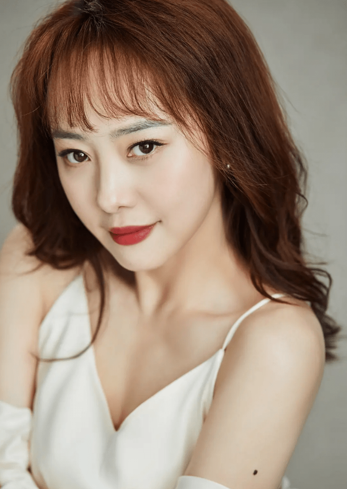 刘园园逼婚大12岁央视名嘴携2岁女儿办婚礼如今过得怎样