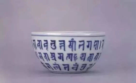 大明成化年制青花瓷真品图片及鉴定方法_纹饰_弦纹_风格 大明成化年制青花瓷真品图片及鉴定方法_纹饰_弦纹_风格