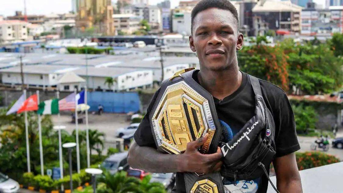 向wwe名人堂成员送葬者(the undertaker)致敬,同时走向他与贾里德坎诺