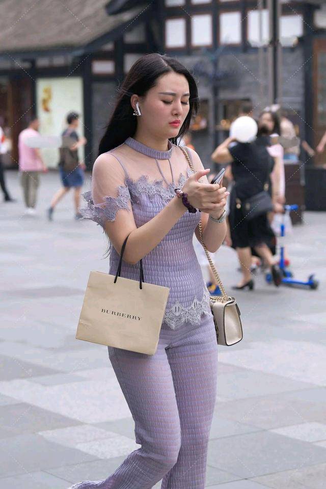 蕾丝套装优雅又温柔,微胖小姐姐也适合穿,太有女人味了_服装_身材